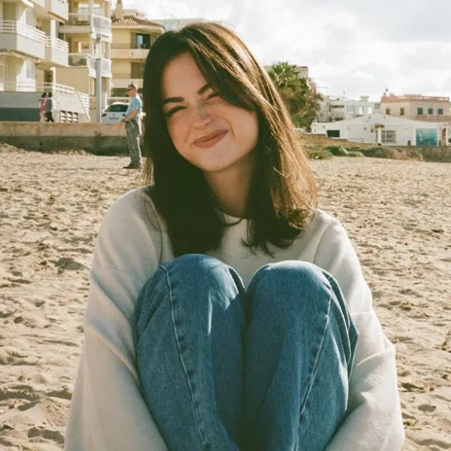 عکس پروفایل زنانه شاد مناسب اینستاگرام