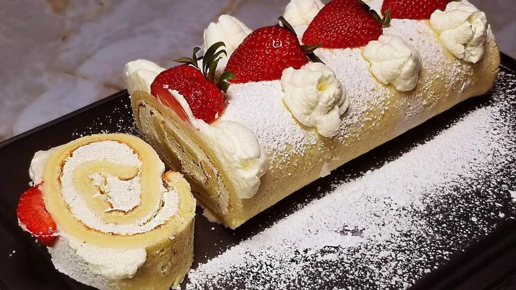 طرز تهیه رولت خامه ای در قالب ۲۰ در ۳۰ برای ۱۰ نفر؛ دستور دقیق یک شیرینی لطیف، سبک و مجلسی