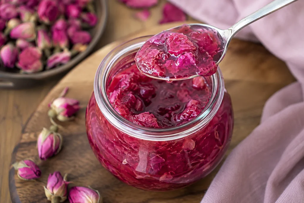 مواد لازم برای تهیه مربای گل محمدی خشک و گردو