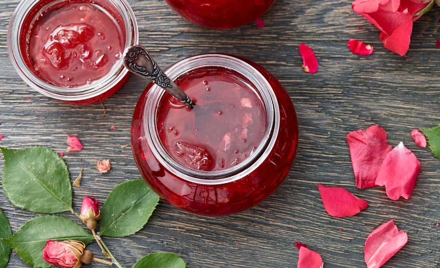 مربای گل محمدی خانگی خوش‌رنگ و خوش‌عطر با مغز گردو
