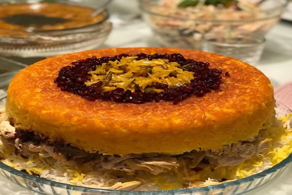 چیدن لایههای مرغ و بادمجان میان برنج زعفرانی تهچین