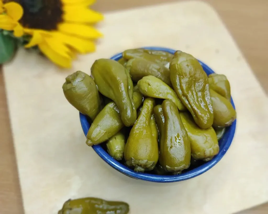 فلفل سبز تازه آماده‌شده برای شور فوری