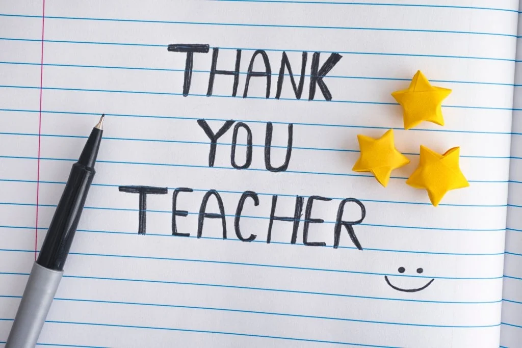 شاخه گل و کارت تقدیر از مدرس زبان