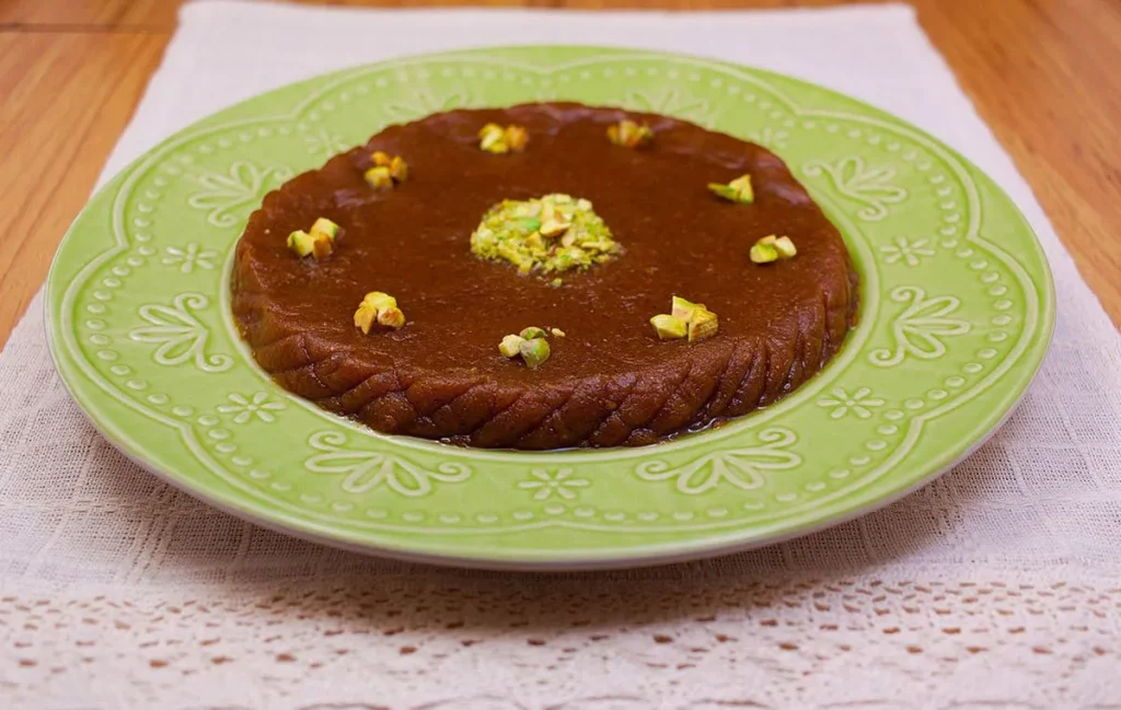 تفت دادن آرد برای تهیه حلوای ساده مجلسی