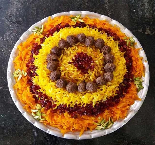 هویج پلو با گوشت چرخ‌کرده و زرشک برای دو نفر