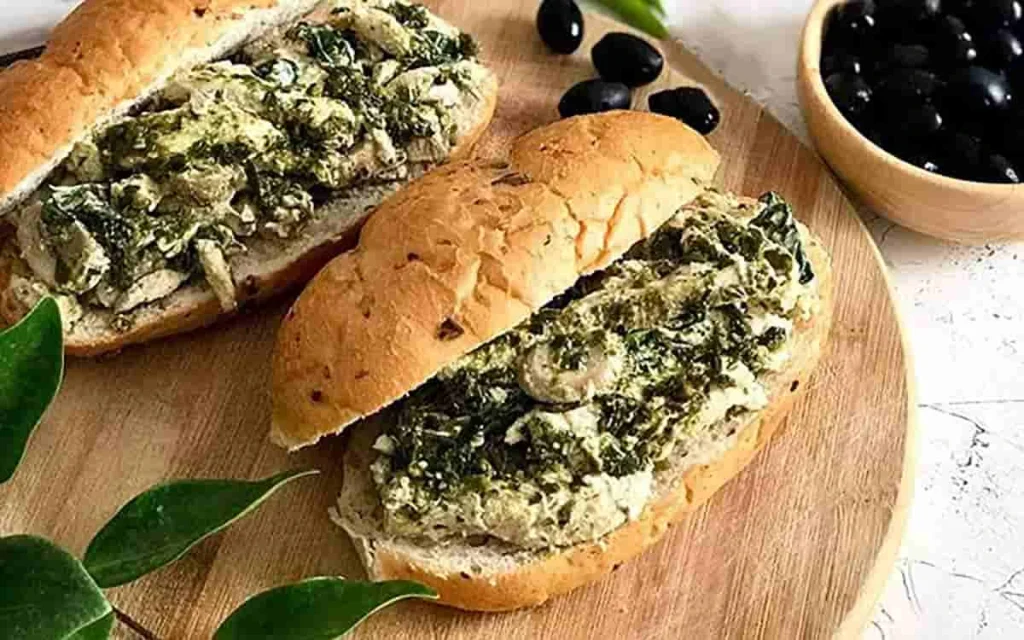 قرار دادن مواد ساندویچ مرغ فرانسوی داخل نان