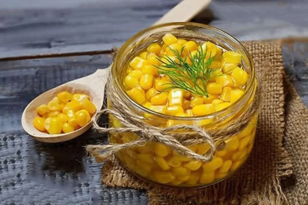 شیشه ترشی ذرت رنگارنگ و خوش‌طعم آماده سرو
