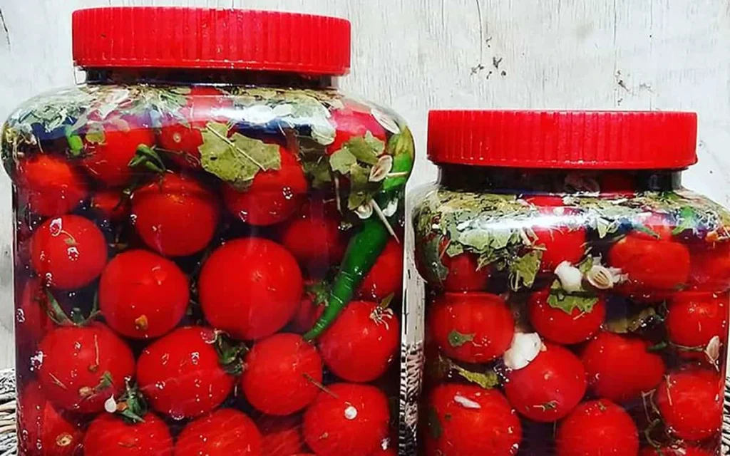 گوجه شور خانگی خوش‌طعم آماده سرو